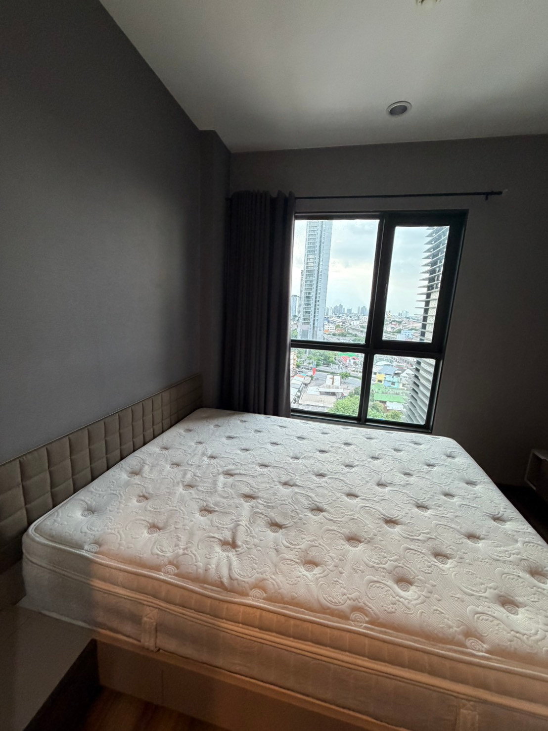 For rent: Teal Sathorn Taksin, near BTS Wongwian Yai, convenient access to Sathorn. There is a washing machine. Call 064-974-2441.