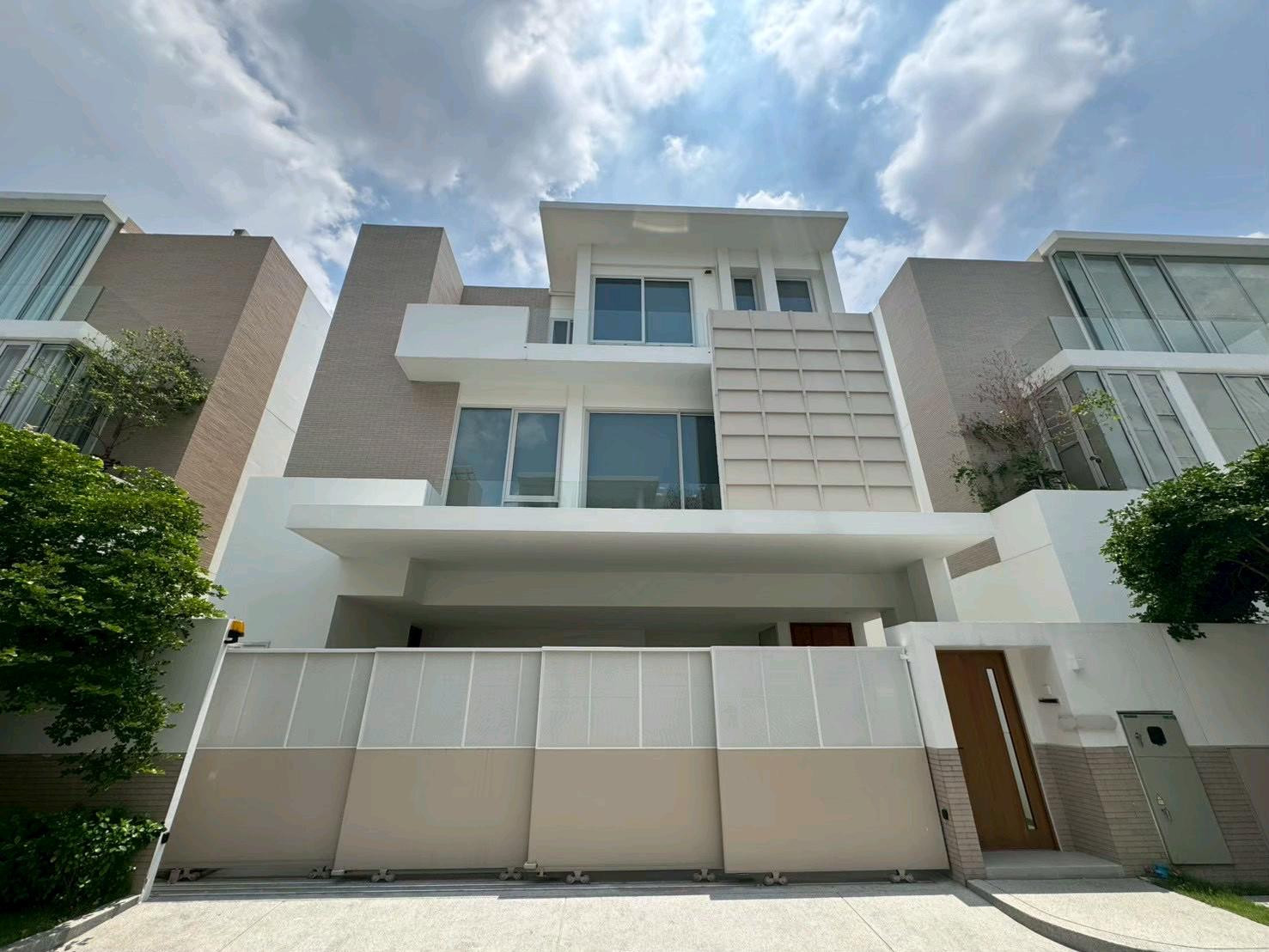 For sale: Noble Terra Rama 9, 3-story detached house, along the expressway - Ekkamai Ramindra. Newly built house with elevator, decorated and ready to move in. Near international school Near Golden Place Pattana Medical Center For sale: Noble Terra Rama 9, 3-story detached house, along the expressway - Ekkamai Ramindra. Newly built house with elevator, decorated and ready to move in. Near international school Near Golden Place Pattana Medical Center