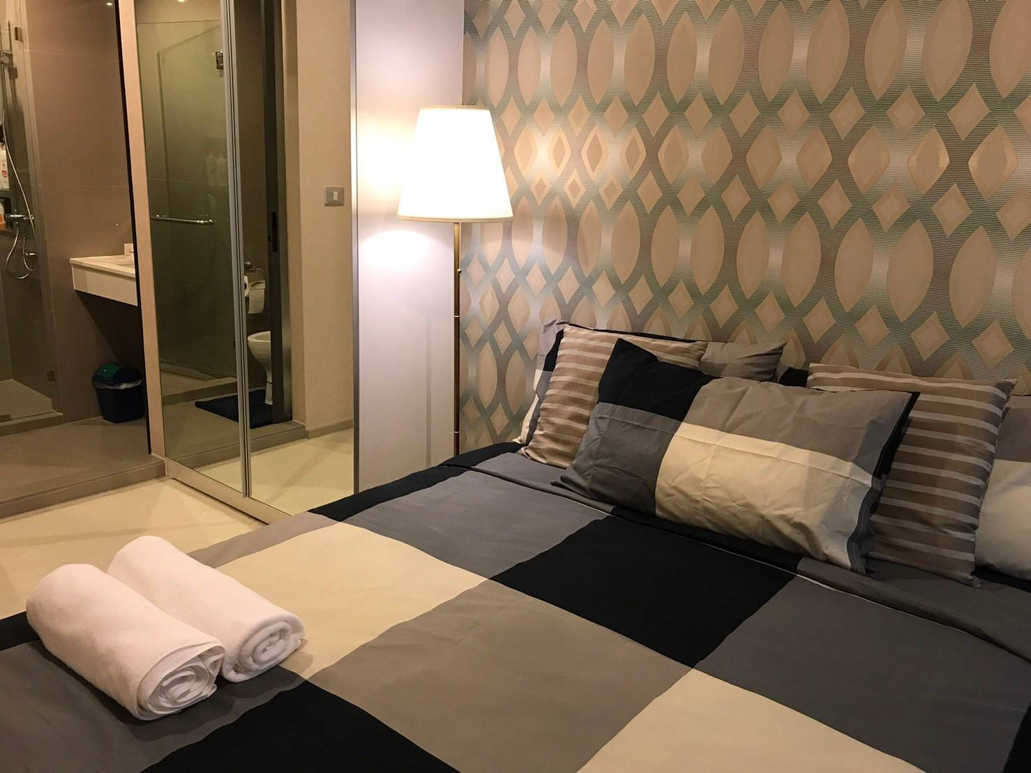 For rent, beautifully decorated room, size 35 square meters, ready to move in, Condo Rhythm Sukhumvit 42, next to BTS Ekkamai.