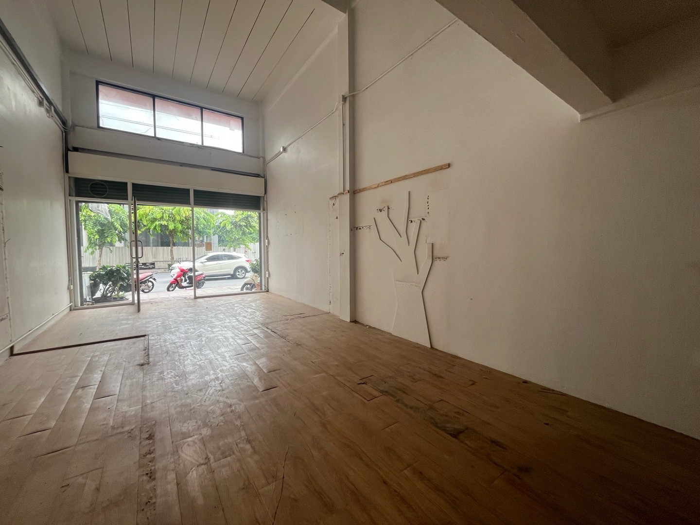 Very good location.!! Commercial building for rent, 4 and a half floors, 27 sq m, next to the road, Lat Phrao Wang Hin community area. There is stock behind the building for 30,000 baht. – รูปที่ 4