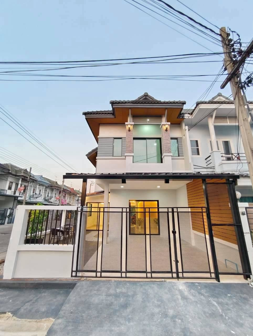 หมู่บ้านดิเอมเมอรัลด์พาร์ค 2 เป็นทาวน์เฮ้าส์ 2 ชั้น หลังมุม บนถนนเมน ที่มีพื้นที่สวนข้างบ้านสำหรับพักผ่อน หมู่บ้านดิเอมเมอรัลด์พาร์ค 2 เป็นทาวน์เฮ้าส์ 2 ชั้น หลังมุม บนถนนเมน ที่มีพื้นที่สวนข้างบ้านสำหรับพักผ่อน