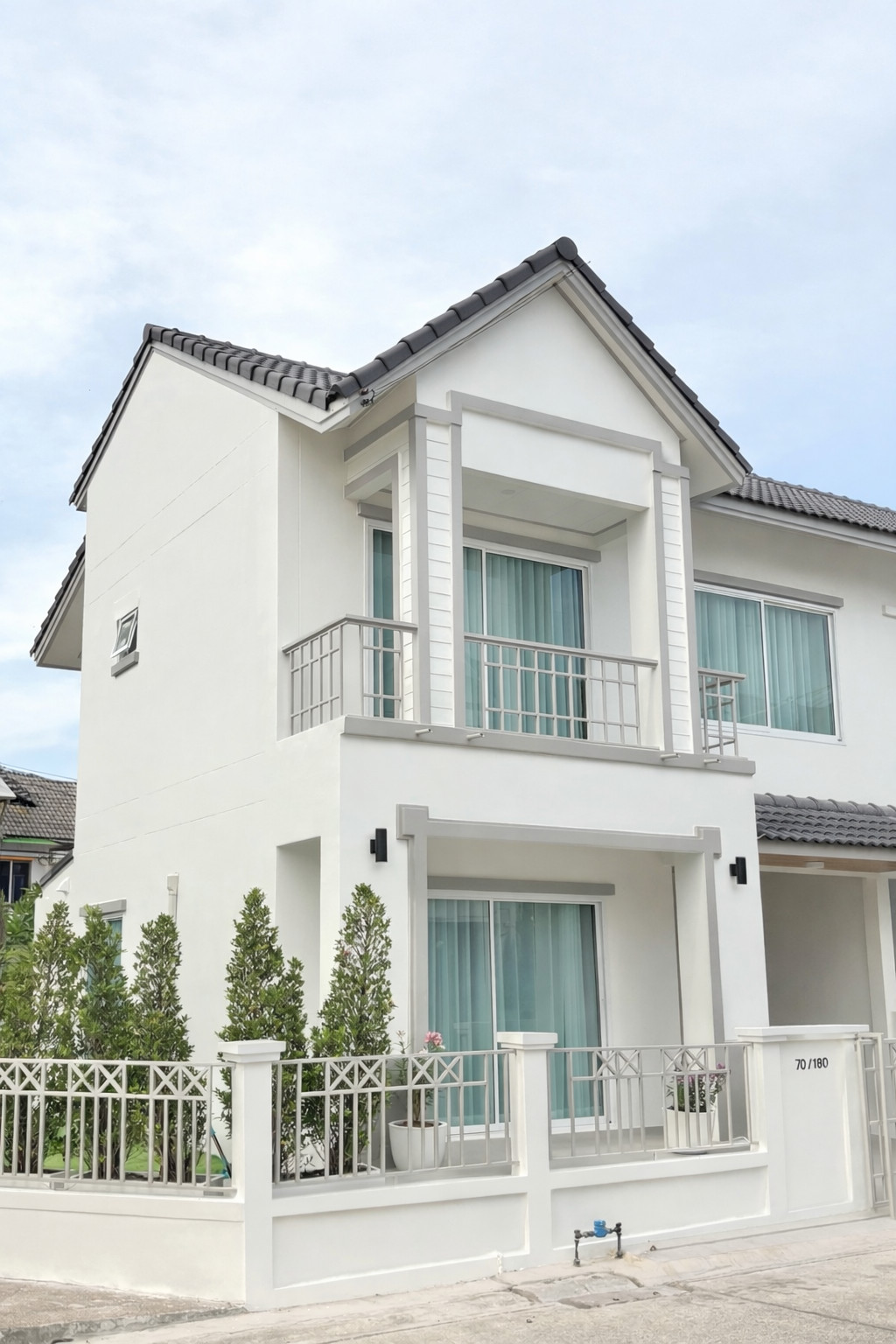 Baan Fah Piyarom, corner house, first phase, close to amenities for living, just 5 minutes. Baan Fah Piyarom, corner house, first phase, close to amenities for living, just 5 minutes.