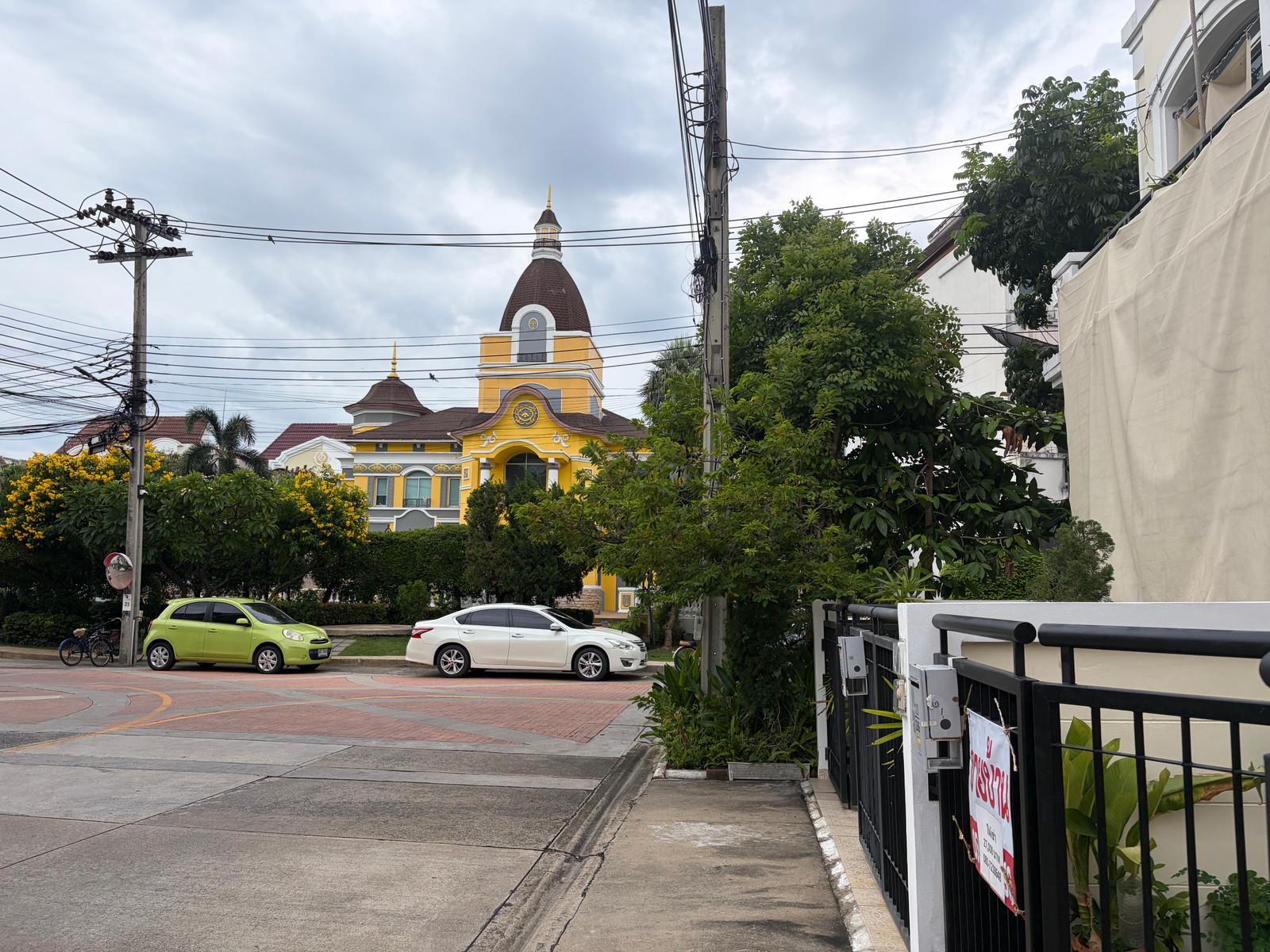 For sale/rent, 3-story townhouse, SWISS TOWN, newly renovated house, cheap price * Area 20 sq m. * Usable space 200 sq m., 4 bathrooms * 5 air conditioners, selling for only 3.99 million baht / rent 27,000 baht/month. Contact 081 7218648 For sale/rent, 3-story townhouse, SWISS TOWN, newly renovated house, cheap price * Area 20 sq m. * Usable space 200 sq m., 4 bathrooms * 5 air conditioners, selling for only 3.99 million baht / rent 27,000 baht/month. Contact 081 7218648