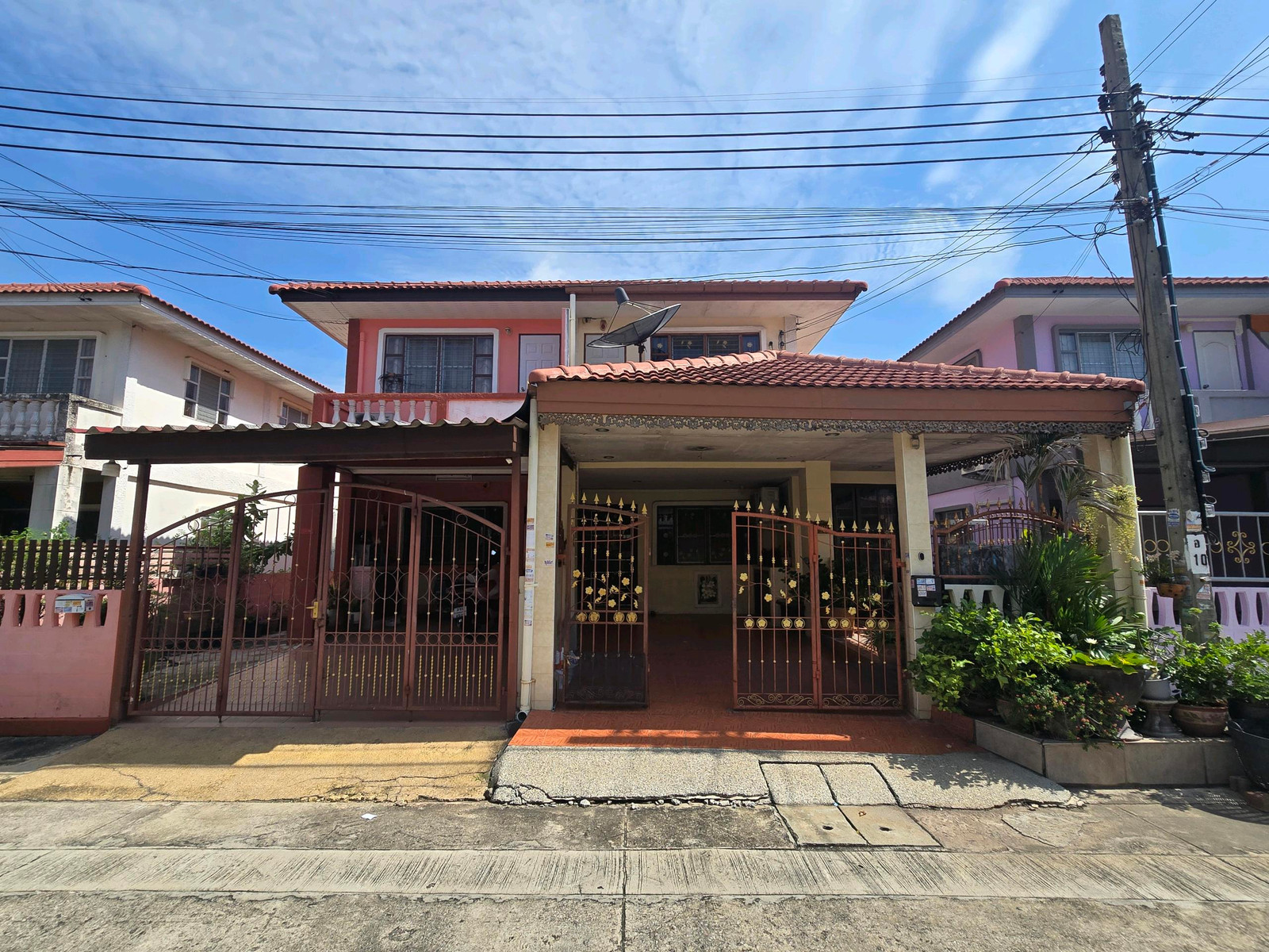 Townhouse for sale, good location, Phutthamonthon Sai 2, lots of usable space, 3 bedrooms, 2 bathrooms, built-in kitchen addition, ready to move in. Near the Light Red Line MRT station (service year 2029) Townhouse for sale, good location, Phutthamonthon Sai 2, lots of usable space, 3 bedrooms, 2 bathrooms, built-in kitchen addition, ready to move in. Near the Light Red Line MRT station (service year 2029)