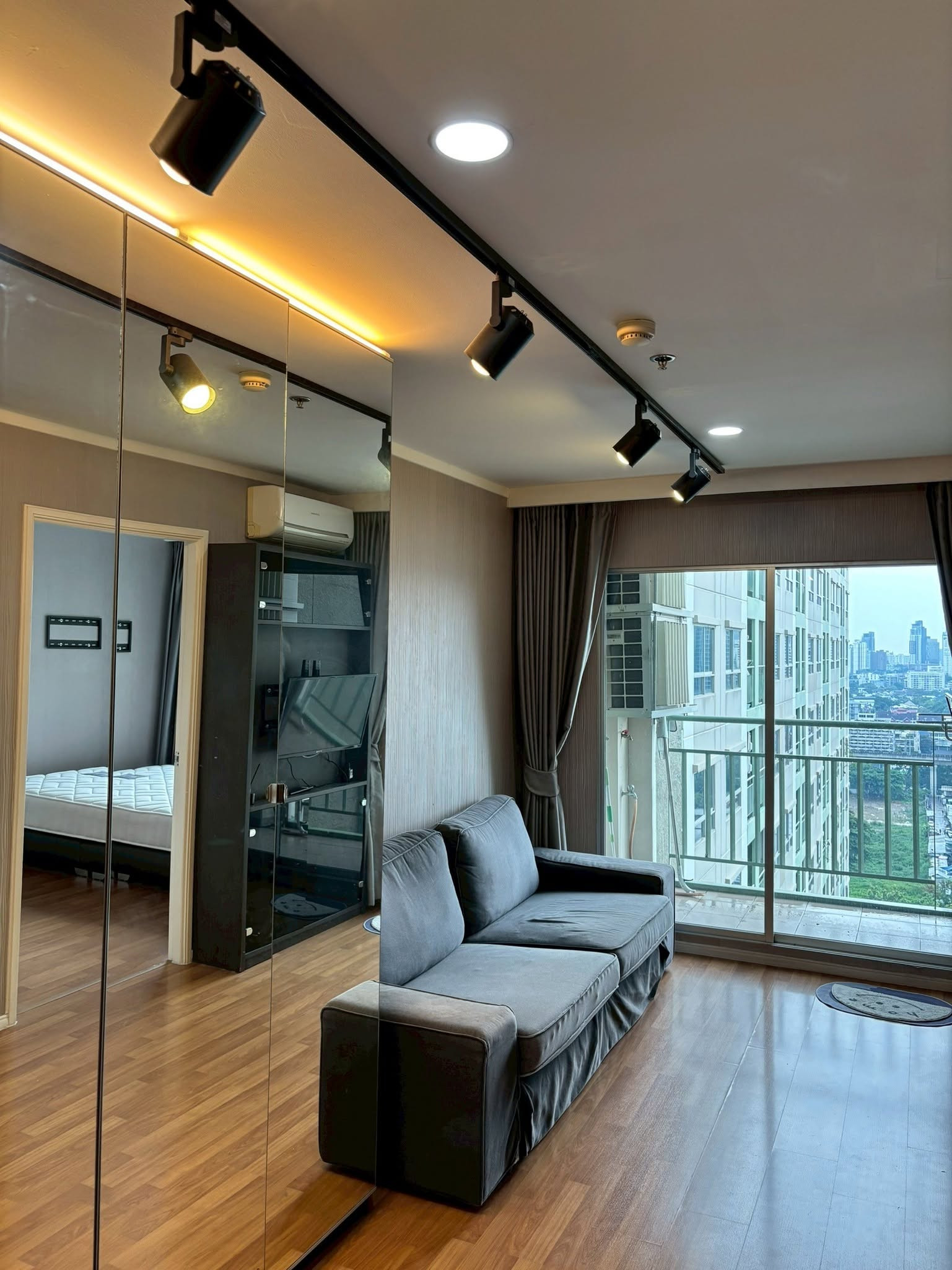Urgent sale, Condo Lumpini Park Rama 9-Ratchada, 31 square meters, 1 bedroom, corner room, city view. Urgent sale, Condo Lumpini Park Rama 9-Ratchada, 31 square meters, 1 bedroom, corner room, city view.