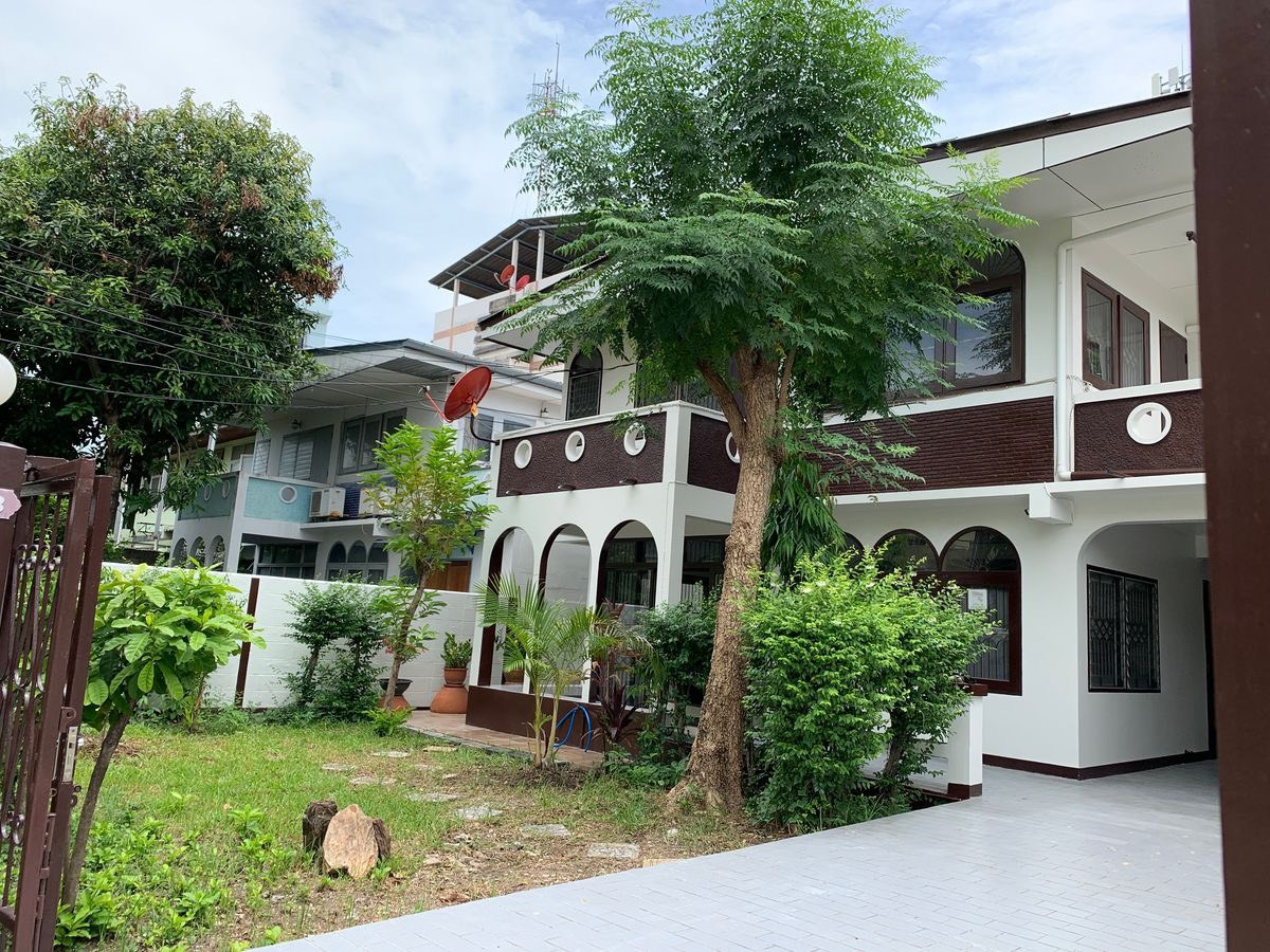 ⚜️House for rent near MRT Ratchadaphisek station. Interested? Please inquire via Line ID: @glorious1 or https://lin.ee/897Debr or call 099 498 2461 ⚜️House for rent near MRT Ratchadaphisek station. Interested? Please inquire via Line ID: @glorious1 or https://lin.ee/897Debr or call 099 498 2461