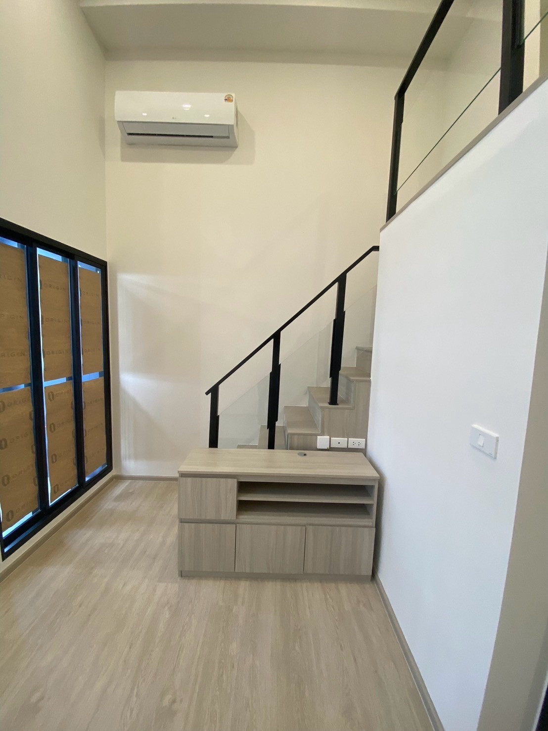 ห้อง High Ceiling 22 ตร.ม. | พื้นที่ใช้สอยรวม 32ตรม. | ติด BTS 0 เมตร | เลี้ยงสัตว์ได้ – รูปที่ 2