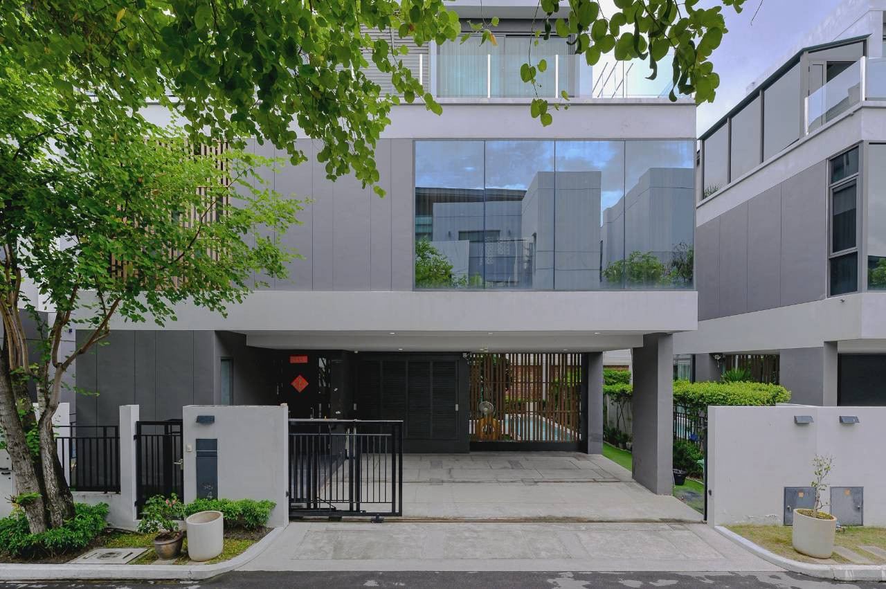 NSJ: The Gentry Ekamai, 141 sq.m., 4 Bedrooms, 5 Bathrooms, Selling Price THB 36 million.