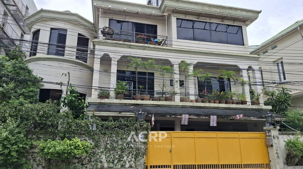 House for sale with land size 94 sq m, Soi Sukhumvit 38. House for sale with land size 94 sq m, Soi Sukhumvit 38.