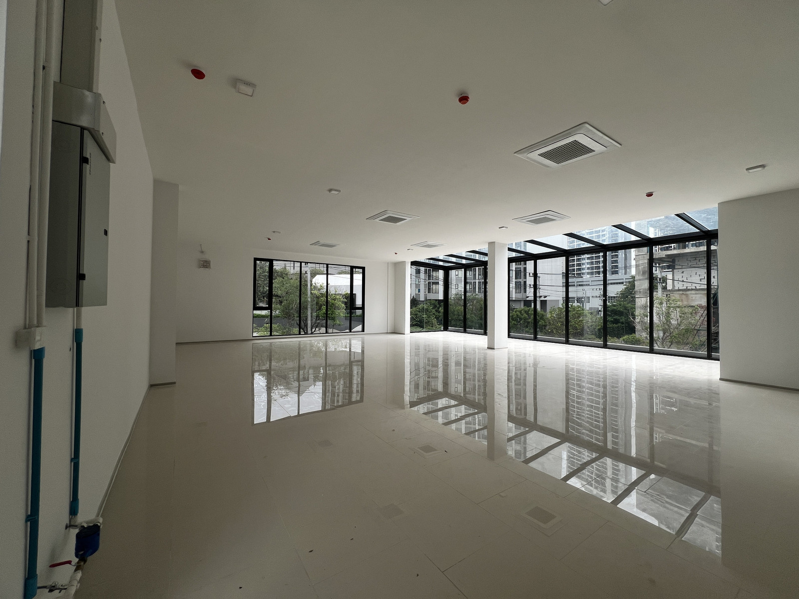 RB090026 Commercial space for rent on the 2nd floor of a building in the heart of Ratchadaphisek-Rama 9 RB090026 Commercial space for rent on the 2nd floor of a building in the heart of Ratchadaphisek-Rama 9