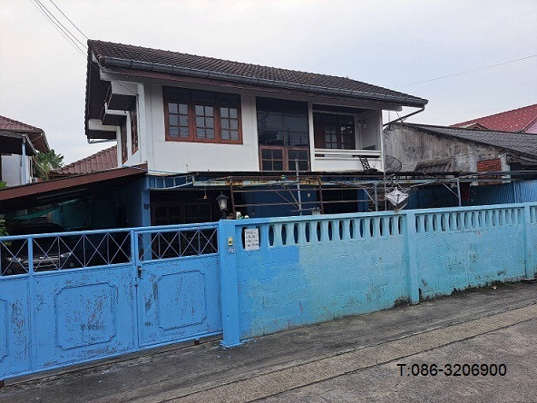 Single house for rent, 2 floors, 4 bedrooms, 2 bathrooms, 1 hall, has a kitchen in the house, parking for 3-4 cars in the fence, 50 sq m, view near the stadium and near the swimming pool, Nonthaburi, near Wat Bot Don Phrom Market, Chao Phraya Market, MRT 