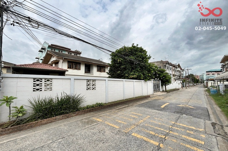 2-story detached house for sale, 102 sq m, Lat Phrao 110, Intersection 4, near the BTS and expressway.