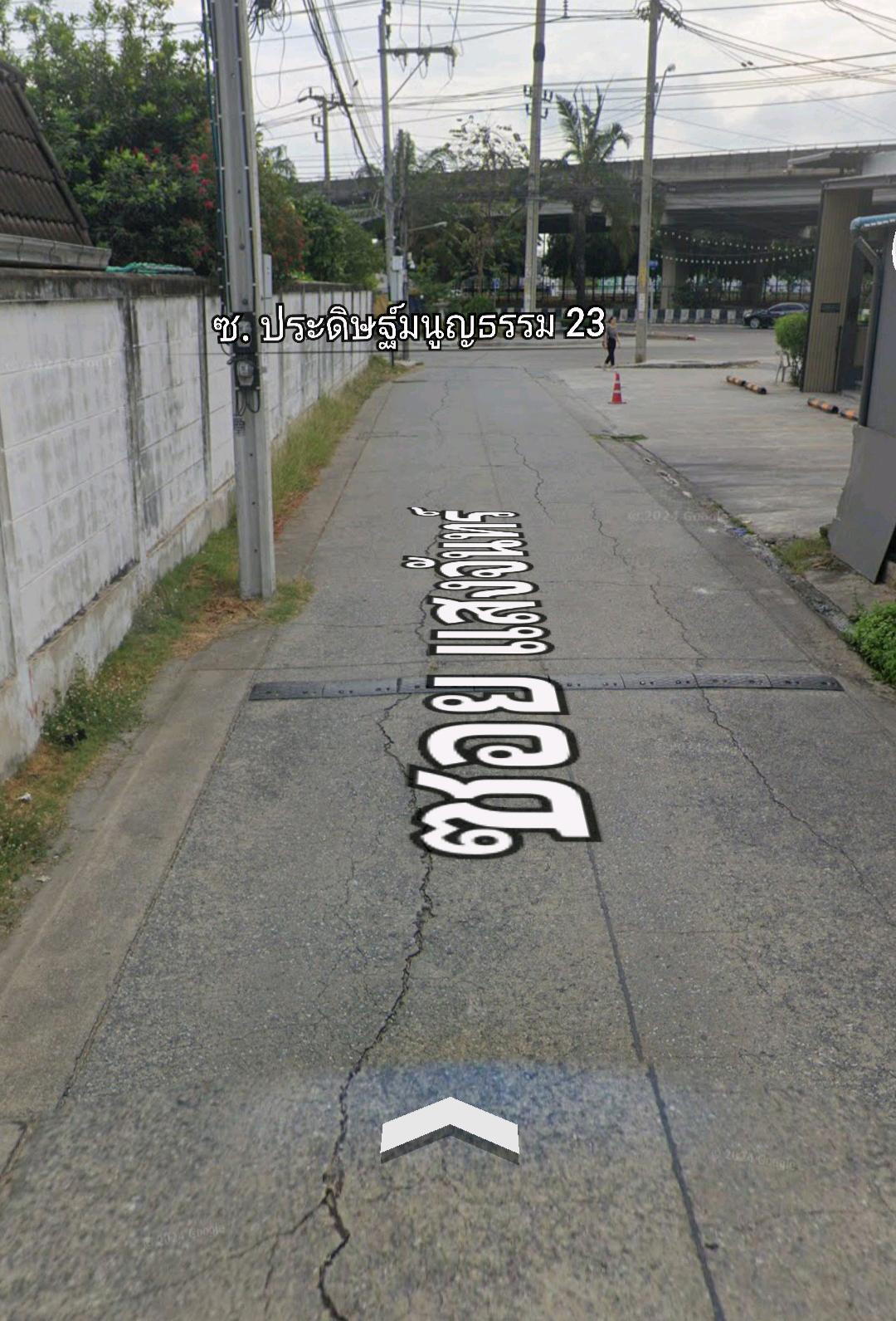 Land for sale, already filled, 200 sq m, along the expressway - Ekkamai Ramindra. Soi Pradit Manutham 23, only 100 meters from the road, suitable for building a house, office, warehouse. – รูปที่ 2