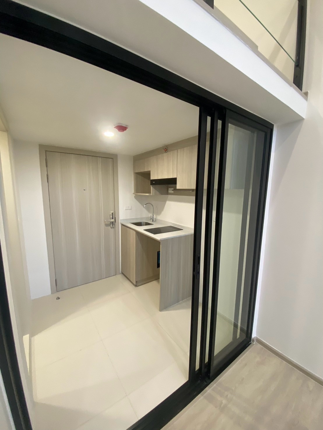 ห้อง High Ceiling 22 ตร.ม. | พื้นที่ใช้สอยรวม 32ตรม. | ติด BTS 0 เมตร | เลี้ยงสัตว์ได้ – รูปที่ 3