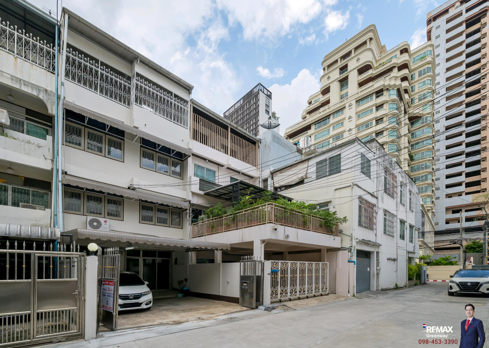 [📍Sukhumvit House @ EMDistrict, Very Rare!! Large plot 34 sq m] (Sukhumvit 31 😍) Width 5.4 meters. TownHouse can be said to be in the EMDistrict zone and is a large 4-story house with loose parking for 2 cars.