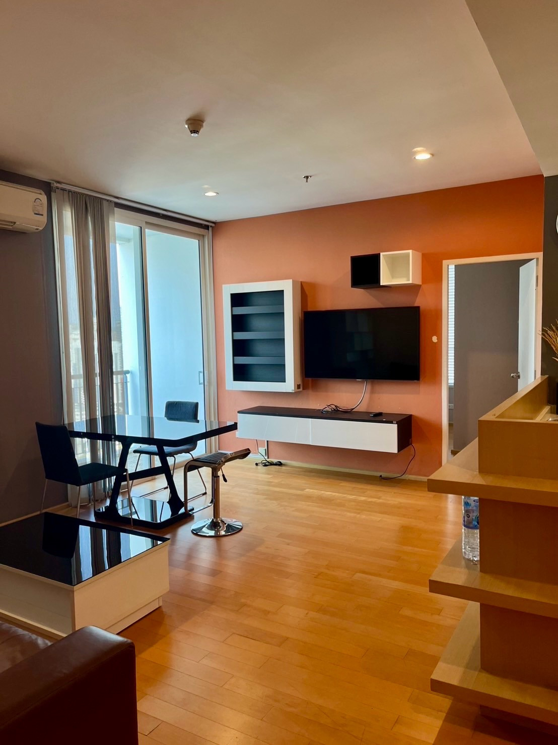 For rent, Villa Ratchathewi, 2 bedrooms, 2 bathrooms, 84 sq m, large room, comfortable. With fixed parking space, over an rai of garden space. Only 1 station to Siam, go to Airport Link for only 40,000 baht. Contact 065-6423-569.
