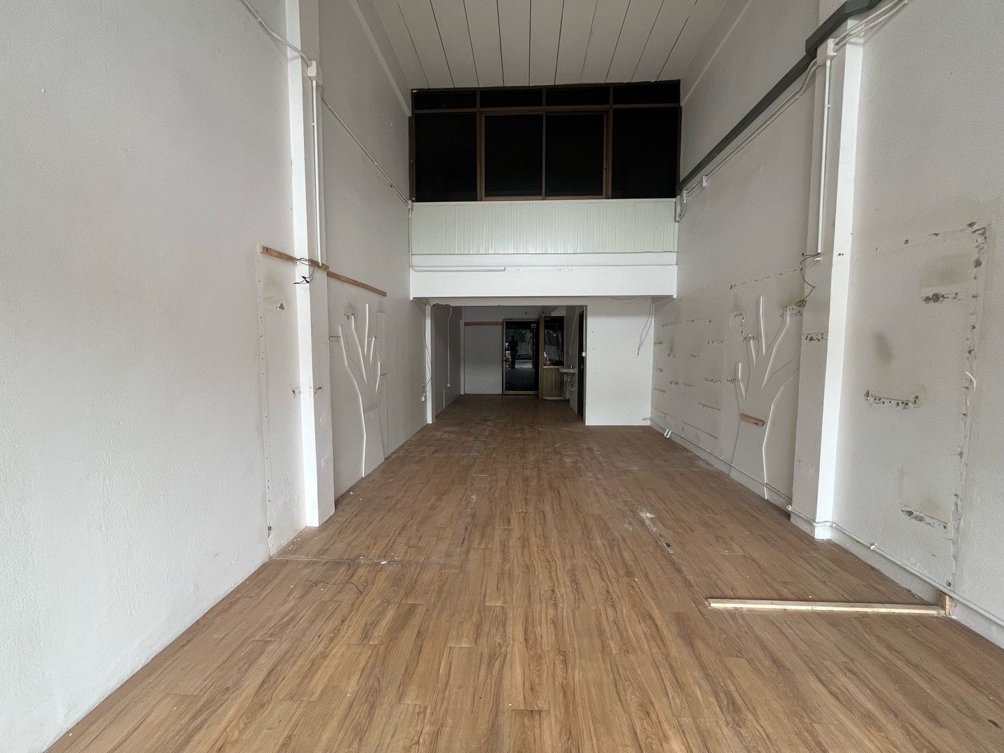 Very good location.!! Commercial building for rent, 4 and a half floors, 27 sq m, next to the road, Lat Phrao Wang Hin community area. There is stock behind the building for 30,000 baht. – รูปที่ 2