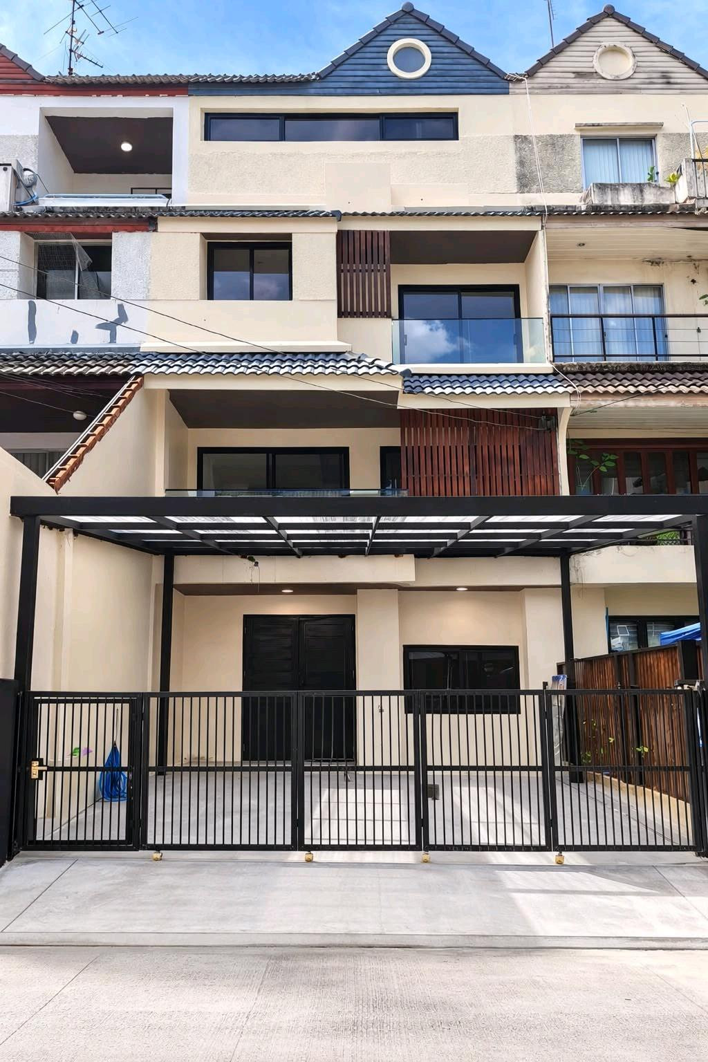 Townhouse for rent, 4 floors, newly renovated, Warathorn Ville Village, Soi Phatthanakan 44, 4 bedrooms, 5 bathrooms, good location, travel. Townhouse for rent, 4 floors, newly renovated, Warathorn Ville Village, Soi Phatthanakan 44, 4 bedrooms, 5 bathrooms, good location, travel.