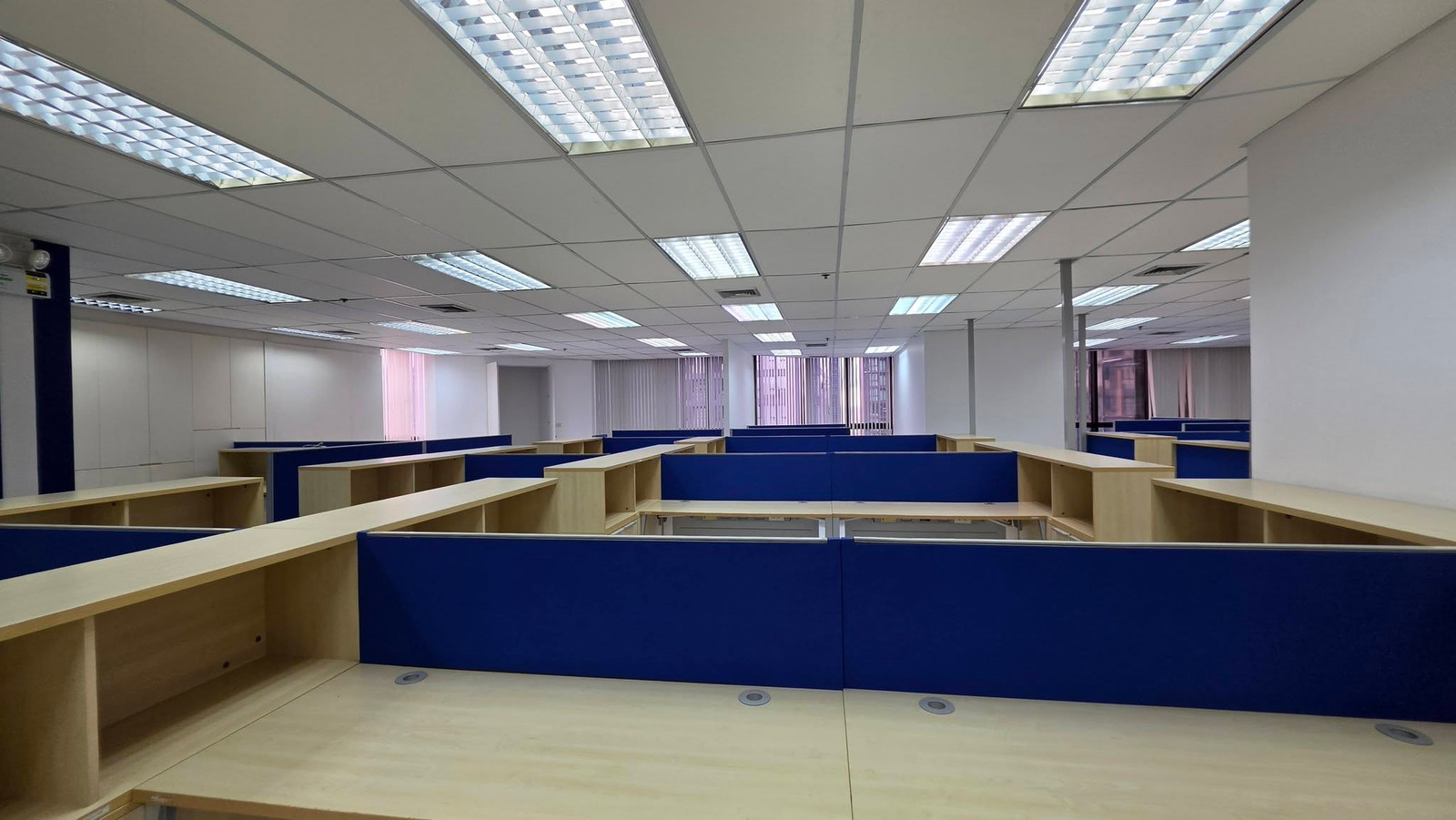 Office for rent, Chamnan Phenchat Building. Business Center, 19th Floor