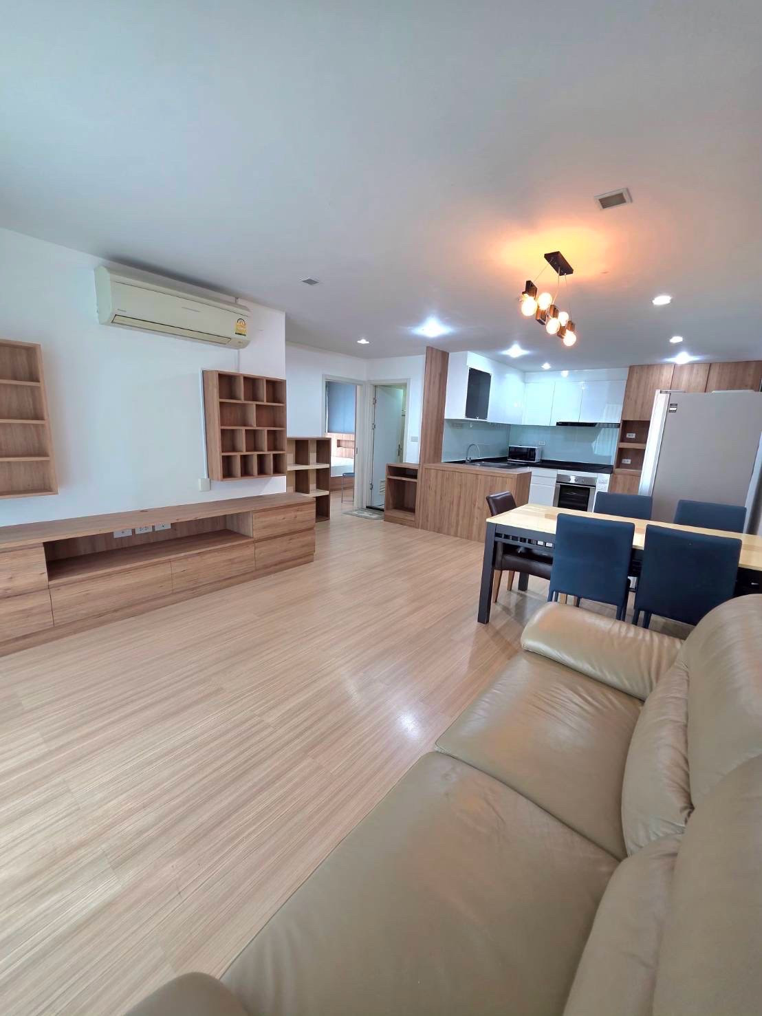 Big room, near BTS Punnawithi, only 300 meters, with complete amenities.