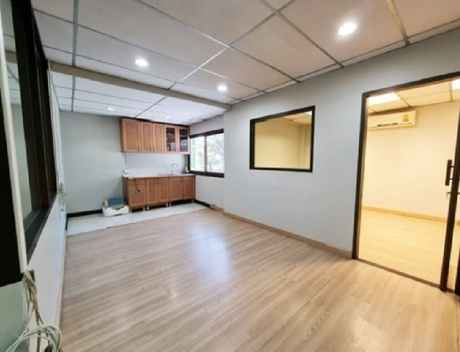 For Rent ให้เช่าโกดัง พร้อมสำนักงาน 2 ชั้น ซอยลาดพร้าว 35 เข้าซอยไม่ลึก พื้นที่รวม 300 ตารางเมตร แอร์ 4 เครื่อง จอดรถได้ 5-6 คัน เหมาะเป็นสำนักงานและพื้นที่เก็บสินค้า หรือ ขายของออนไลน์ แพ็กของ – รูปที่ 4