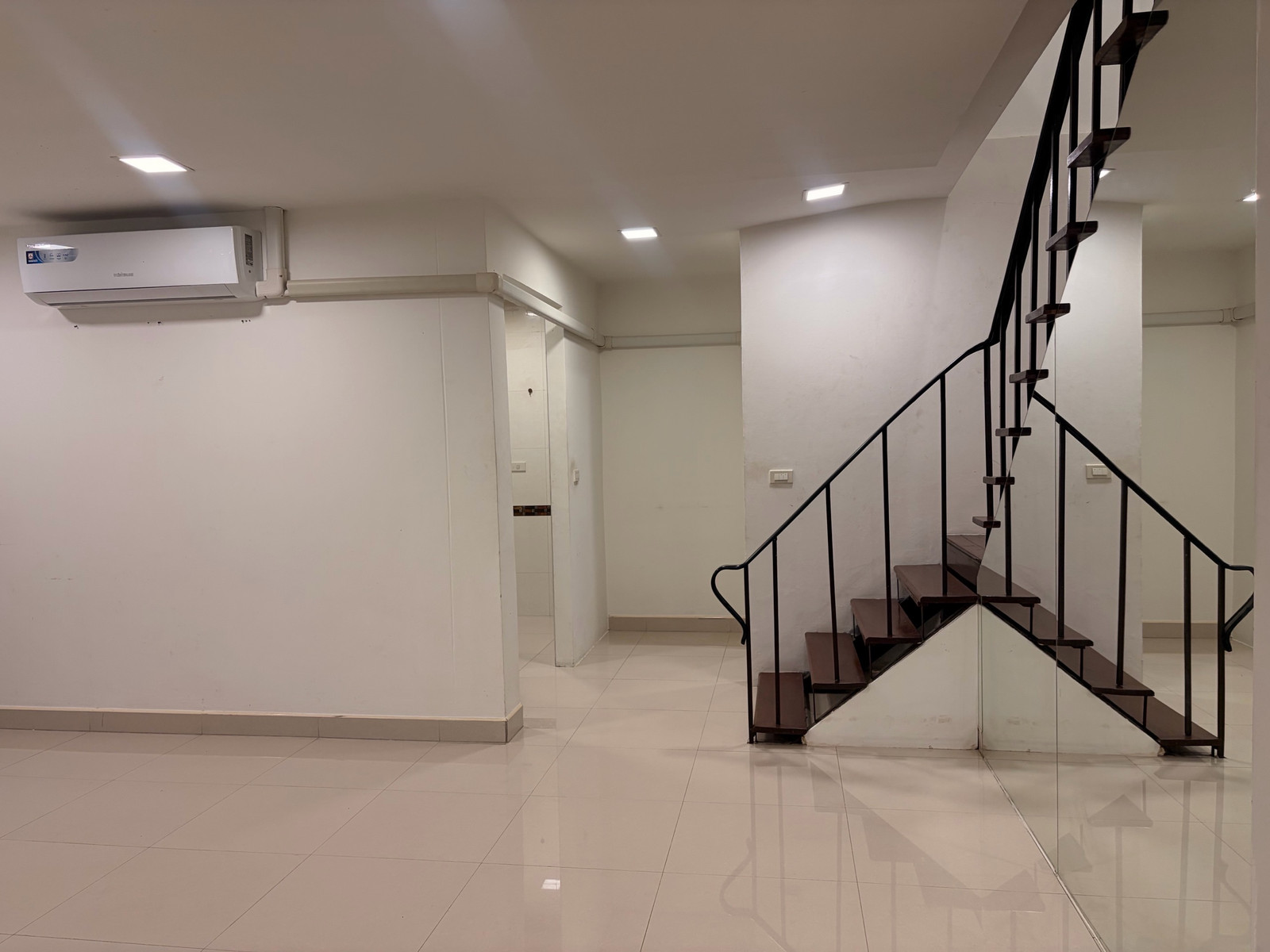 ให้เช่า Townhouse 2 ชั้น 3 ห้องนอน 3 ห้องน้ำ ขนาด 180 ตร.ม. ใกล้ BTS พร้อมพงษ์ 1 กม. เลี้ยงสัตว์ได้ – รูปที่ 2