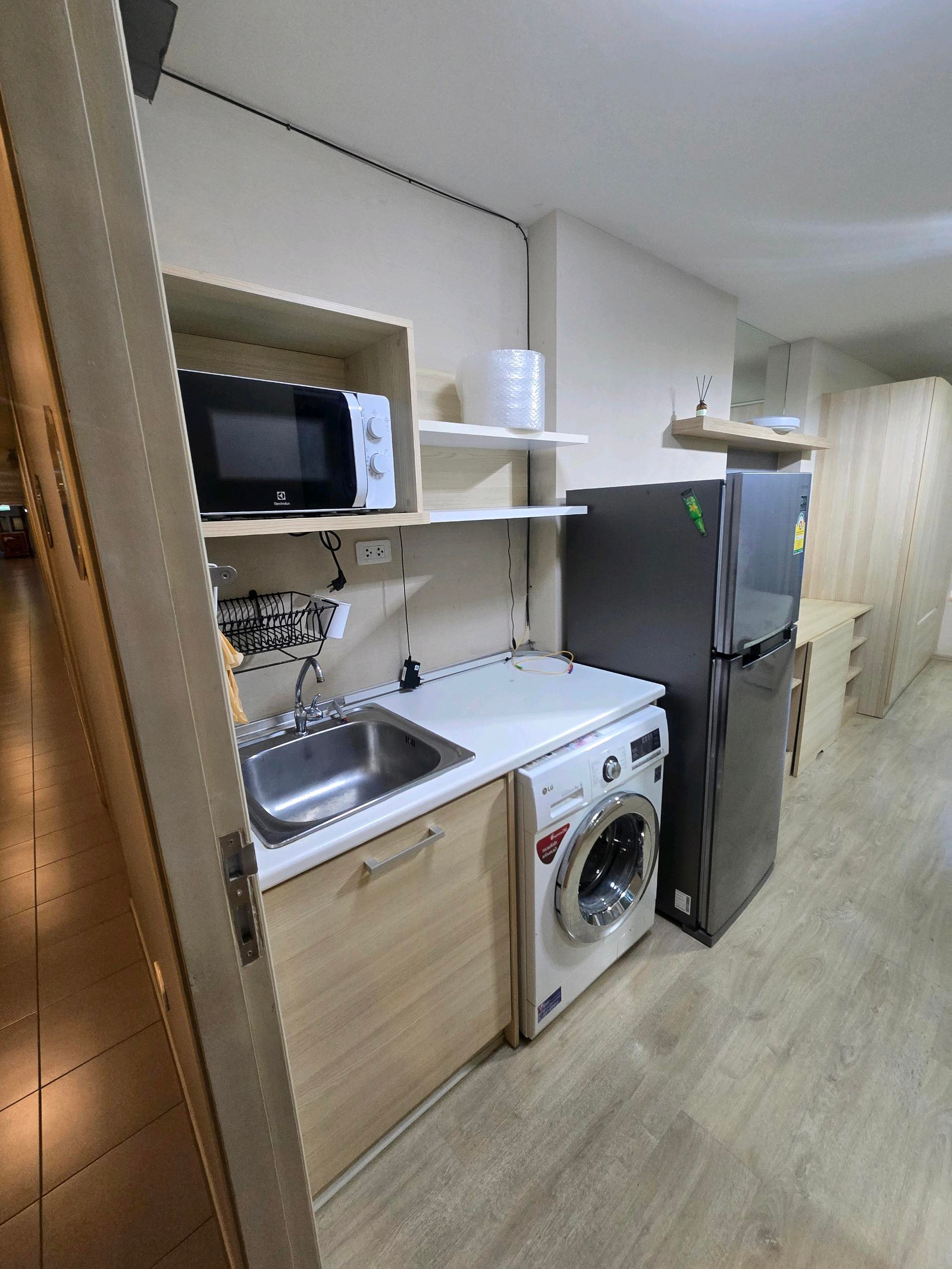 Urgent sale, best price 1.33 million baht, resort style condo with van, free pick up and drop off, BTS.