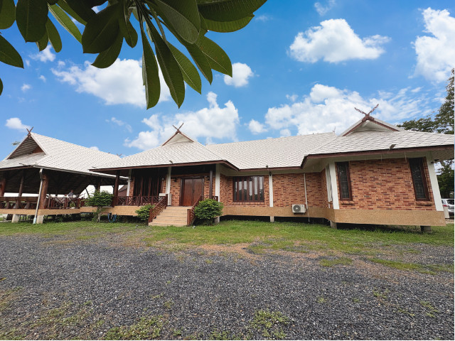 Single house for sale along the river, Lanna Modern style, beautiful view, good atmosphere, with a pier and private pontoon, Bang Taen Subdistrict, Prachinburi Province.