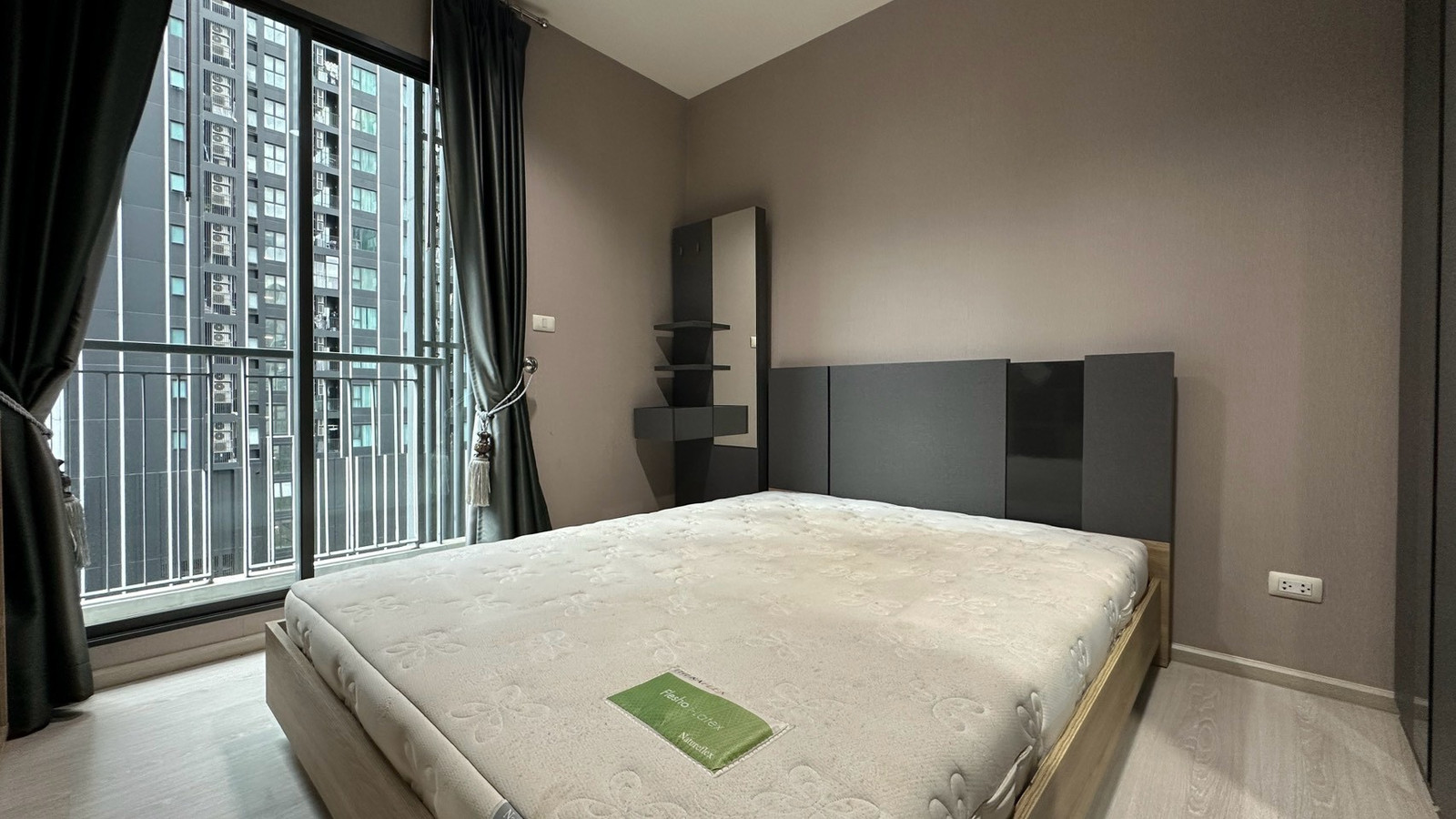 Corner room on Facility floor | Near MRT Rama 9 – Central Rama 9 | There are 2 units to choose from. Corner room on Facility floor | Near MRT Rama 9 – Central Rama 9 | There are 2 units to choose from.
