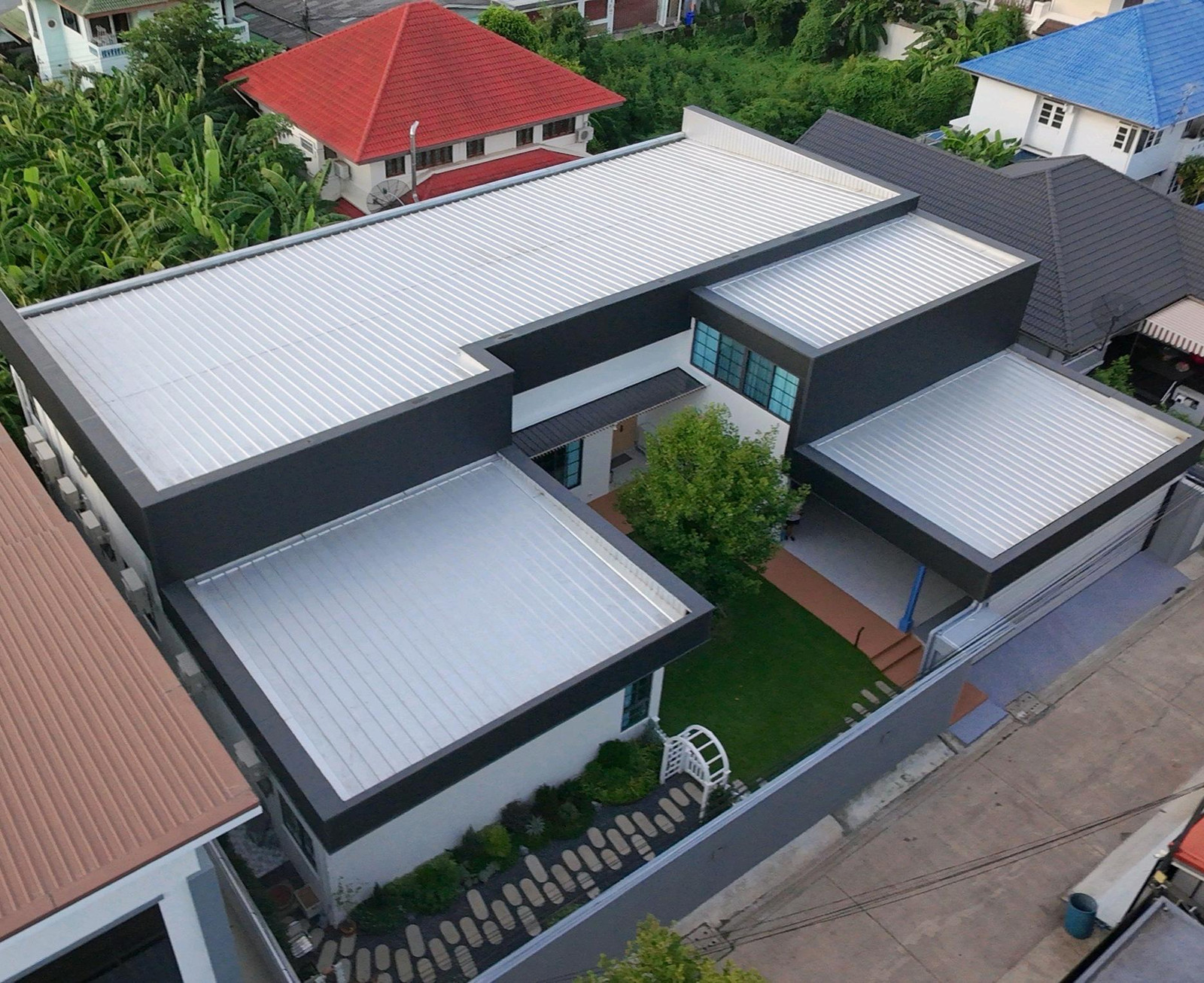 Single house for rent, Nakniwat 18, Lat Phrao 71, newly built house, 5 bedrooms, parking for 6 cars, with wall charge, with furniture. Suitable for living and office. Single house for rent, Nakniwat 18, Lat Phrao 71, newly built house, 5 bedrooms, parking for 6 cars, with wall charge, with furniture. Suitable for living and office.