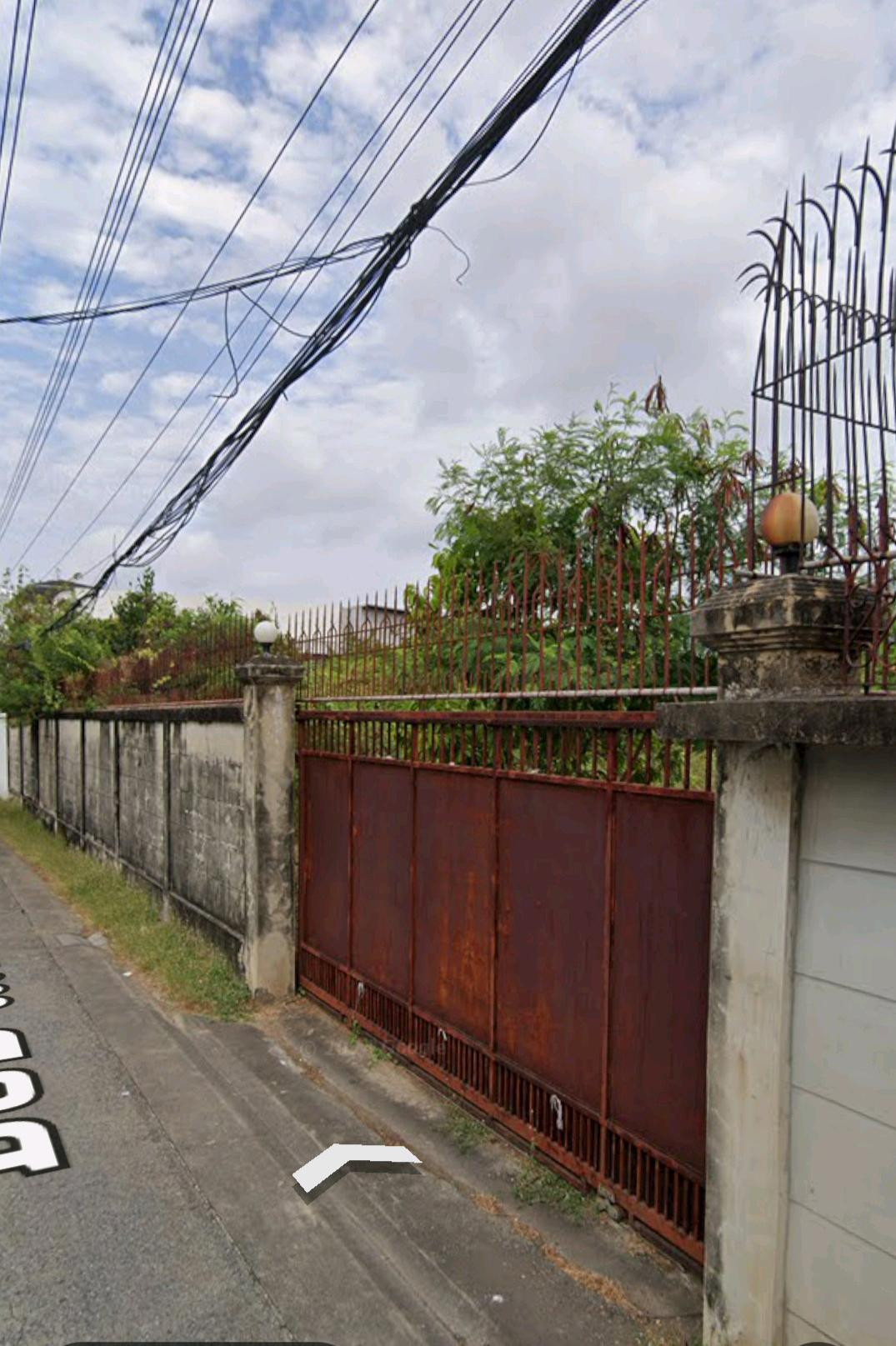 Land for sale, already filled, 200 sq m, along the expressway - Ekkamai Ramindra. Soi Pradit Manutham 23, only 100 meters from the road, suitable for building a house, office, warehouse. Land for sale, already filled, 200 sq m, along the expressway - Ekkamai Ramindra. Soi Pradit Manutham 23, only 100 meters from the road, suitable for building a house, office, warehouse.