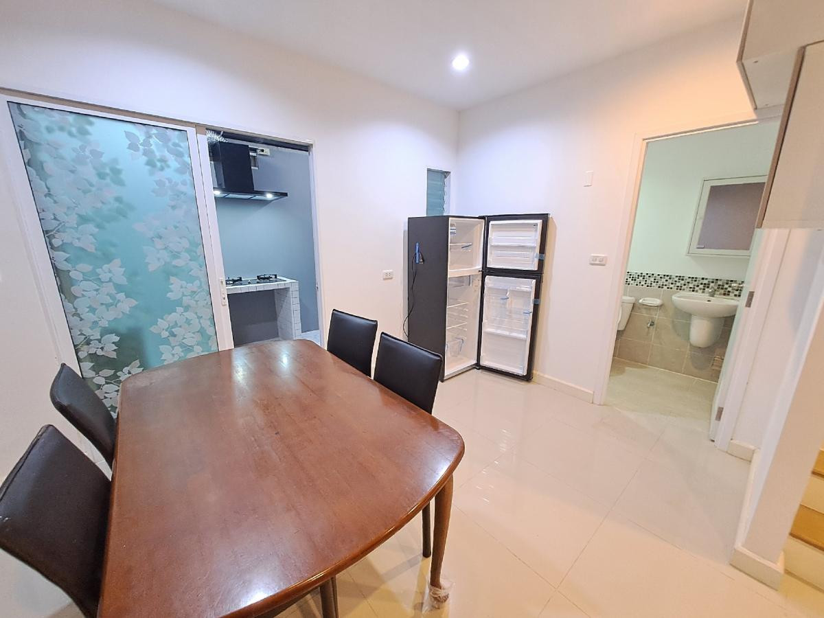 🟢 Townhome for rent, 2 floors, 18 sq m, 3 bedrooms, in front of the house, wont bump into anyone, fully furnished, extended kitchen, ready to move in | Willet Light Pattanakarn 38 – รูปที่ 3