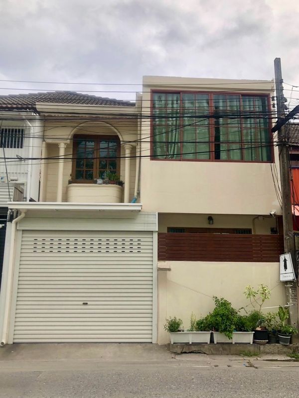 ทาวน์เฮ้าส์รีโนเวทใหม่ 2 ชั้น ห้วยขวาง สไตล์โมเดิร์นจีน พื้นที่กว้างเท่าบ้านเดี่ยว ใกล้ MRT เหมาะอยู่เองหรือสร้างรายได้จากการปล่อยเช่า