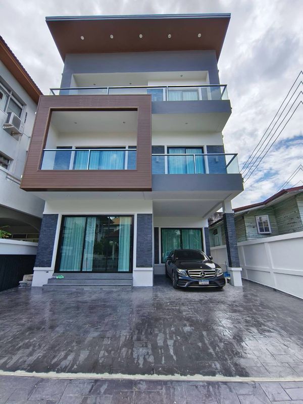 บ้านเดี่ยว 3 ชั้น สไตล์โมเดิร์น ย่านเอกมัย (ซอยสุขุมวิท 65)