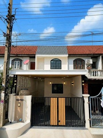 ขายทาวน์เฮาส์ 2ชั้น หมู่บ้านบัวทอง 2 พื้นที่ 20 ตรว. ติดสถานีรถไฟฟ้า-MRTสถานีคลองบางไผ่