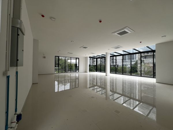 RB090026 Commercial space for rent on the 2nd floor of a building in the heart of Ratchadaphisek-Rama 9