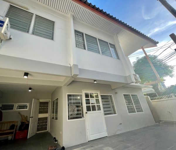 House for rent near MRT Sutthisan Tel.0999983897 