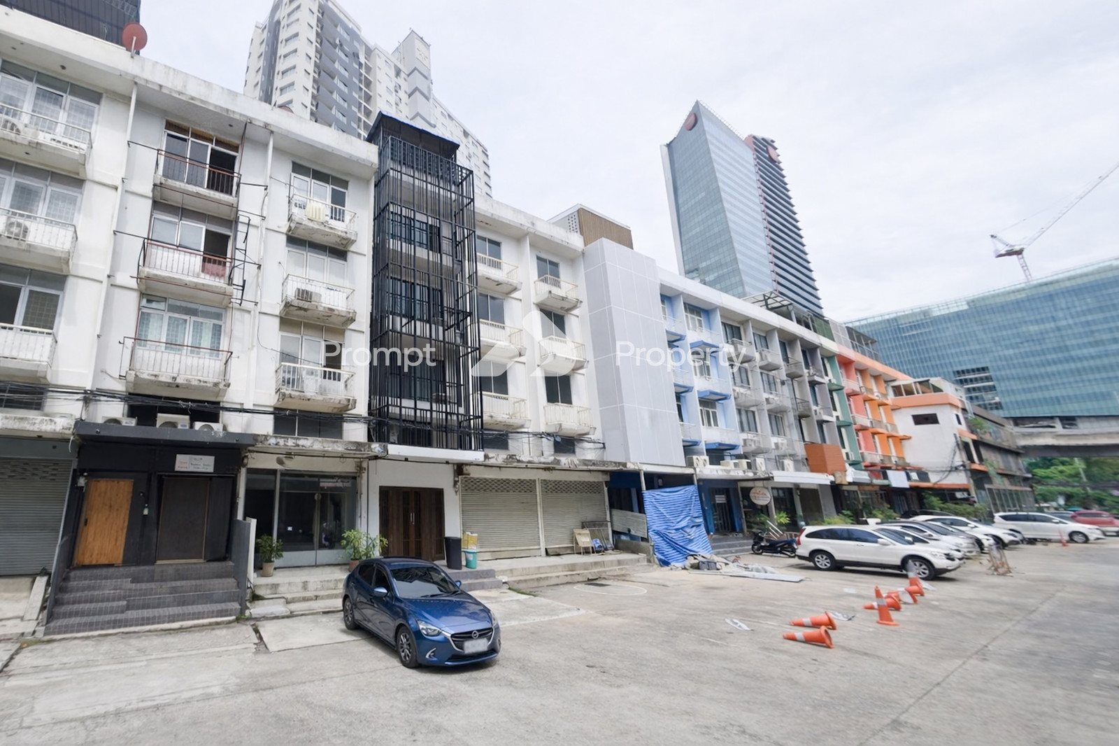 Commercial building for sale, 2 units next to each other, close to Sukhumvit Road, only 150 meters, can walk to BTS.
