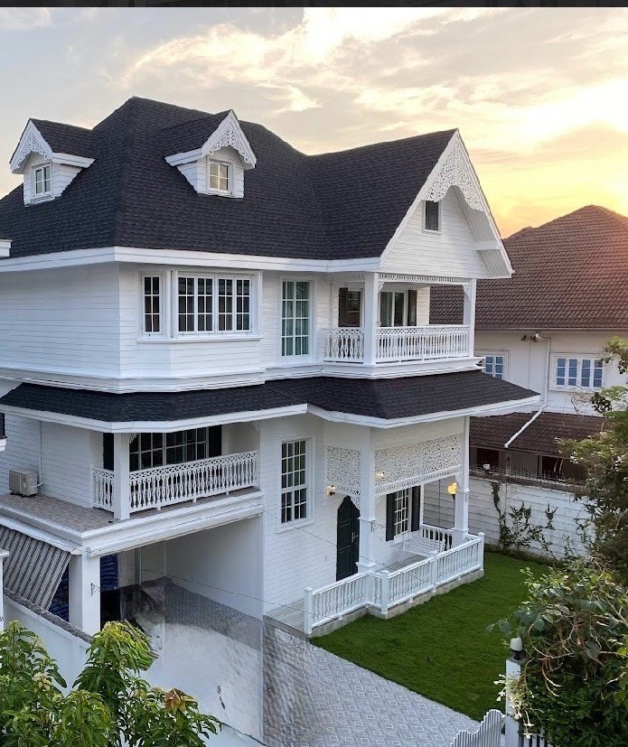 Pet-Friendly 3-Storey House for Rent / sale on Sukhumvit 107 near BTS Bearing with Spacious Living and Convenient Access to Bangkok