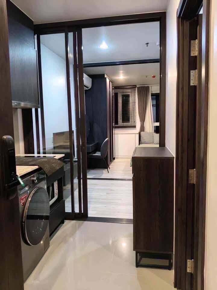 Condo for rent XT Huaikhwang, size 30 sq m, Building A, 9th floor, beautiful room, clean, ready to move in. Has complete electrical appliances, close to Huai Khwang MRT, convenient travel, welcomes foreigners, non-smoking.