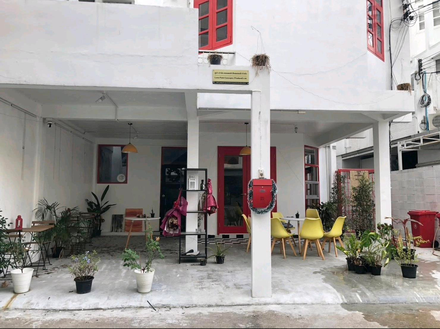 📌For rent📌  Town Home ใจกลางทองหล่อ  ทำเลดี เดินทางสะดวก ใกล้ BTS ทองหล่อ พื้นที่ใช้สอยเยอะ    ✅รายละเอียด  • เนื้อที่ 41 ตรง.ว. (164 ตรม.)  • 3 ชั้น 5 ห้องนอน 4 ห้องน้ำ 1 ครัว 1 ห้องโถง พร้อมที่จอดรถ    • เหมาะสำหรับเป็นที่พักอาศัยหรือประกอบธุรกิจร้านอ – รูปที่ 2