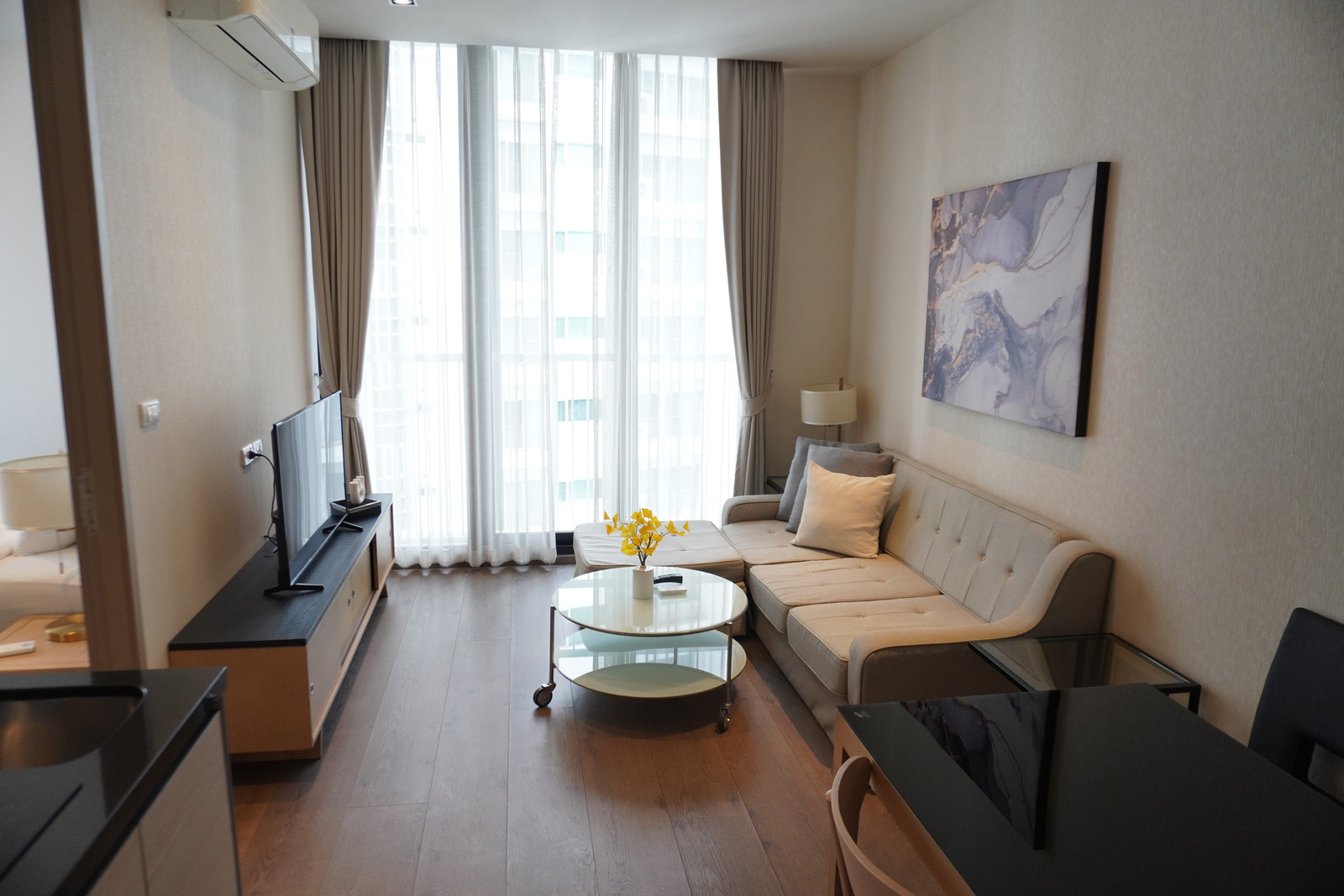 🏢 Condo for rent Park 24 near BTS Phrom Phong ✨ Beautiful room, good location, convenient travel 🛏️ 1 bedroom / 1 bathroom 📐 Size 40 sq m. 🚆 Near BTS Phrom Phong 🚌 There is a shuttle to BTS every 15 minutes 📶 FREE Wi-Fi