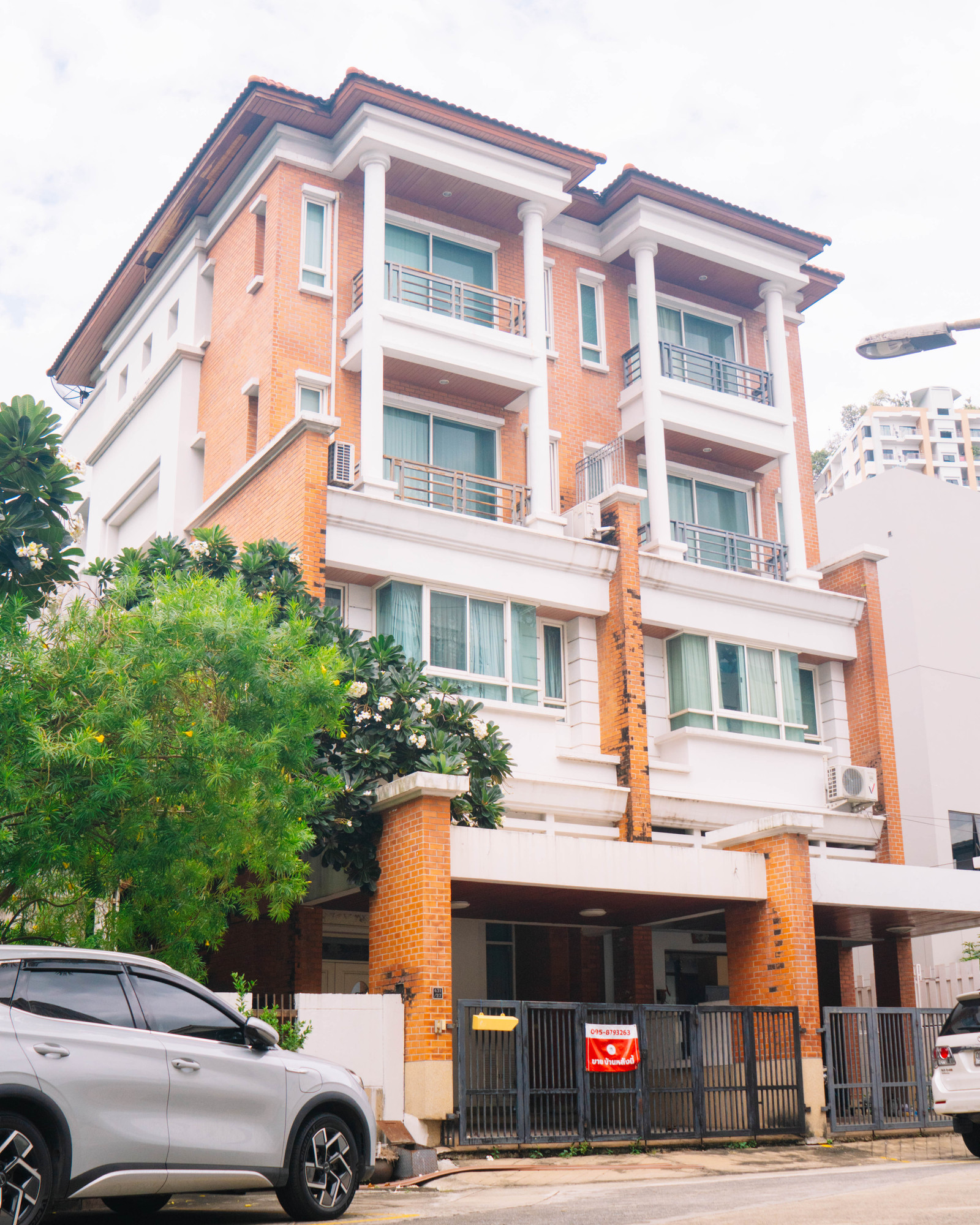 ขาย ด่วนที่สุด ราคาดีที่สุด เท่าที่เคยมีมาในโครงการนี้ บ้านทาวน์โฮม 4 ชั้นครึ่ง ให้ฟีลบ้านเดี่ยว  ลุมพินีพระราม 3 , หลังมุม ติดสวน มีพื้นที่ข้างบ้าน 4 ชั้นครึ่ง ติดเซ็นทรัลพระราม 3 เพียง 300 เมตร บ้านทำเลกลางเมือง พื้นที่ใช้สอยเยอะ  จอดรถได้ 3 คัน  – รูปที่ 2