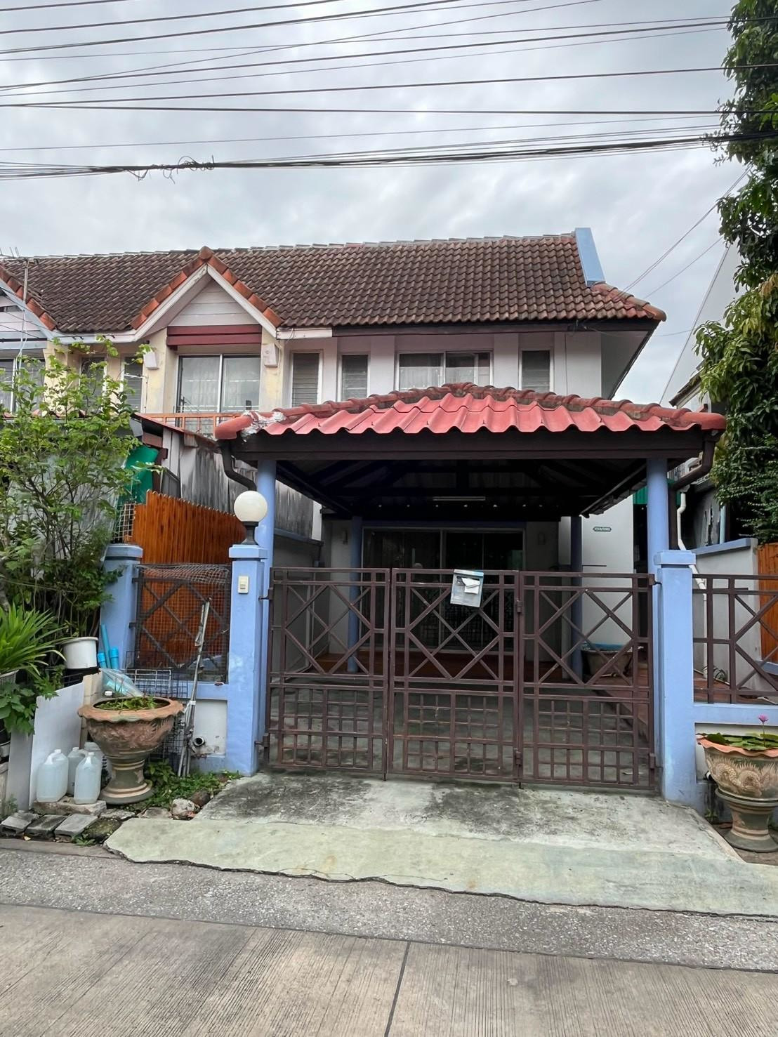 Urgent sale! Townhouse behind the edge, area: 25.50 square wah, beautiful plot, ready to move in, Poonsin Thani Village 3, Soi Kheha Romklao 64, Lat Krabang District, Bangkok, price only 2,400,000 baht. Urgent sale! Townhouse behind the edge, area: 25.50 square wah, beautiful plot, ready to move in, Poonsin Thani Village 3, Soi Kheha Romklao 64, Lat Krabang District, Bangkok, price only 2,400,000 baht.
