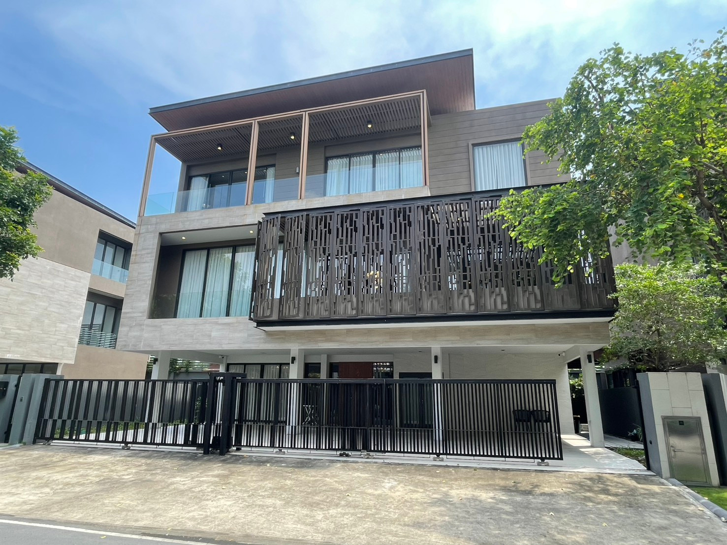 Luxury house for sale with tenants receiving rent 1XX, XXX Baht every month, there is an elevator, no loss, next to a school, Close to International School, new Krungthep Kreetha Road. Luxury house for sale with tenants receiving rent 1XX, XXX Baht every month, there is an elevator, no loss, next to a school, Close to International School, new Krungthep Kreetha Road.