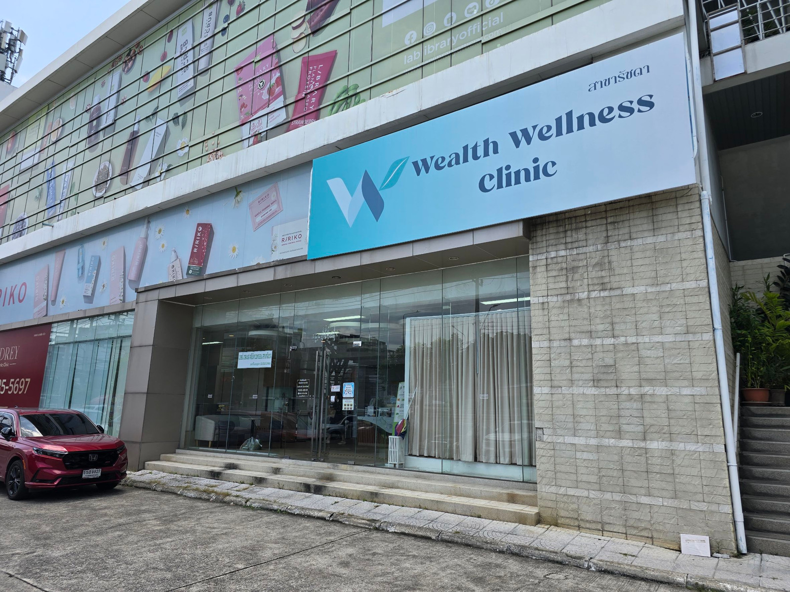 Commercial building space for rent, Ratchayothin intersection, area 270 sq m. Commercial building space for rent, Ratchayothin intersection, area 270 sq m.