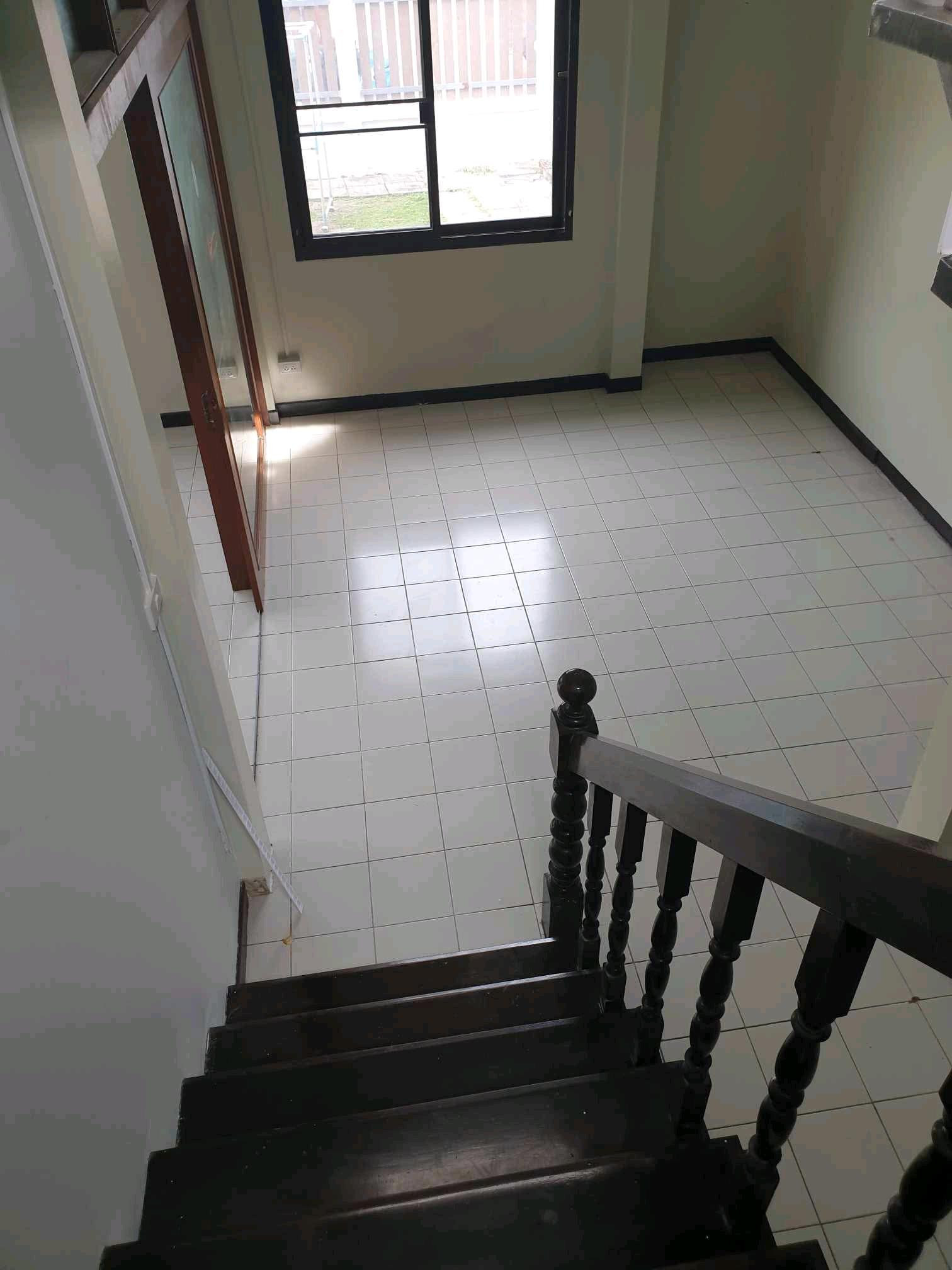 ให้เช่าบ้านทำเลดีในหมู่บ้านประชาชื่น เหมาะสำหรับการอยู่อาศัย หรือทำออฟฟิศ เนื้อที่75. ตรว กว้างโปร่งสบาย บ้านพึ่งรีโนเวทเสร็จยังไม่เคยผ่านมือผู้เช่าใด เดินไฟฟ้าใหม่ เปลี่ยนสุขภัณฑ์ใหม่ และทาสีใหม่หมดทั้งหลัง  4 ห้องนอน 3 ห้องน้ำ 1 ห้องครัว พร้อมเคาร์เตอร์ – รูปที่ 3