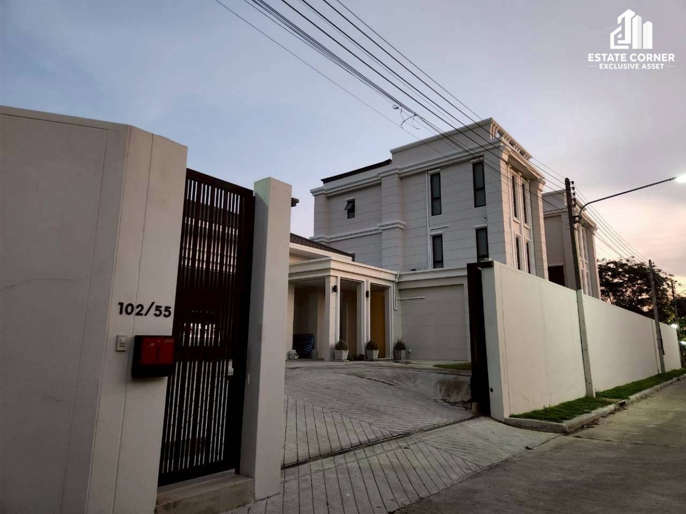 Luxury mansion for sale, Villa55 Pathum Thani, golf course view in the heart of Flora Ville Golf and Country Club, Bangkok (Sisamarn)-Pathum Thani (Bang Khu Wat).