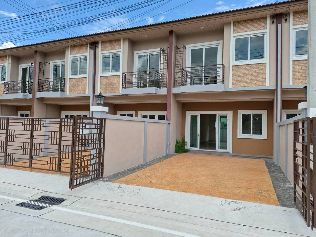 Townhome for sale/rent, spacious inside like a single house. Soi Wat Phra Ngoen The usable area is more than 160 sq m. The new house in front of the house doesnt collide with anyone. Have privacy Suitable for living, making a home office or stocking produ Townhome for sale/rent, spacious inside like a single house. Soi Wat Phra Ngoen The usable area is more than 160 sq m. The new house in front of the house doesnt collide with anyone. Have privacy Suitable for living, making a home office or stocking produ