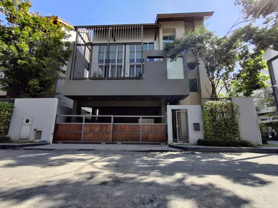 House for rent, Private Nirvana Residence, along Ekkamai-Ramindra Expressway, area 64 sq m, 440 sq m, 3 bedrooms, 3 bathrooms, has an elevator, quiet, safe. Near shopping centers and complete amenities